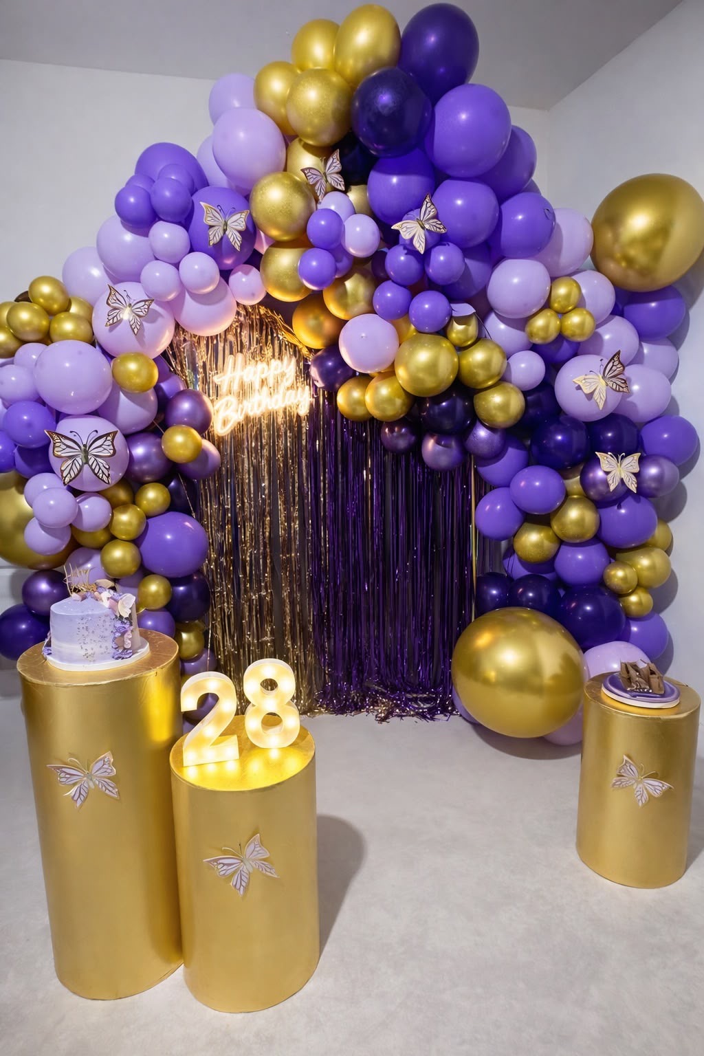 Decoración elegante en tonos morado y dorado