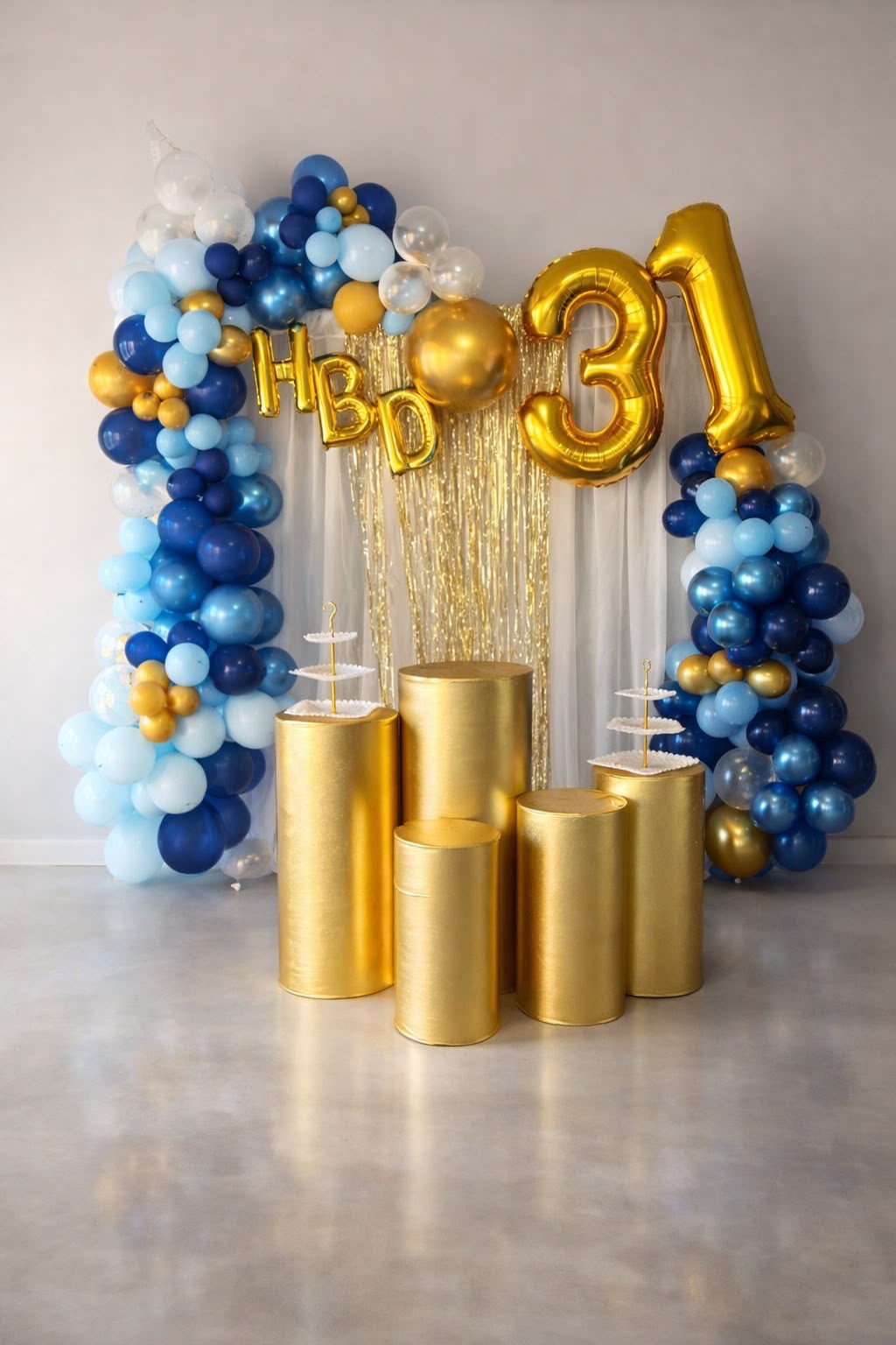Decoración de cumpleaños azul, blanco y dorado