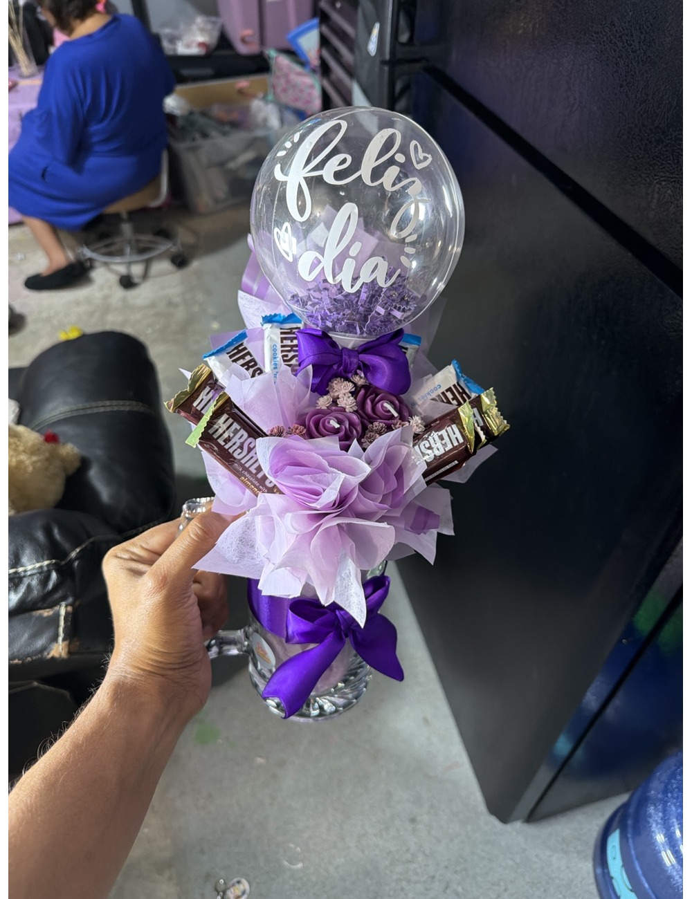 Arreglo floral morado con detalle especial