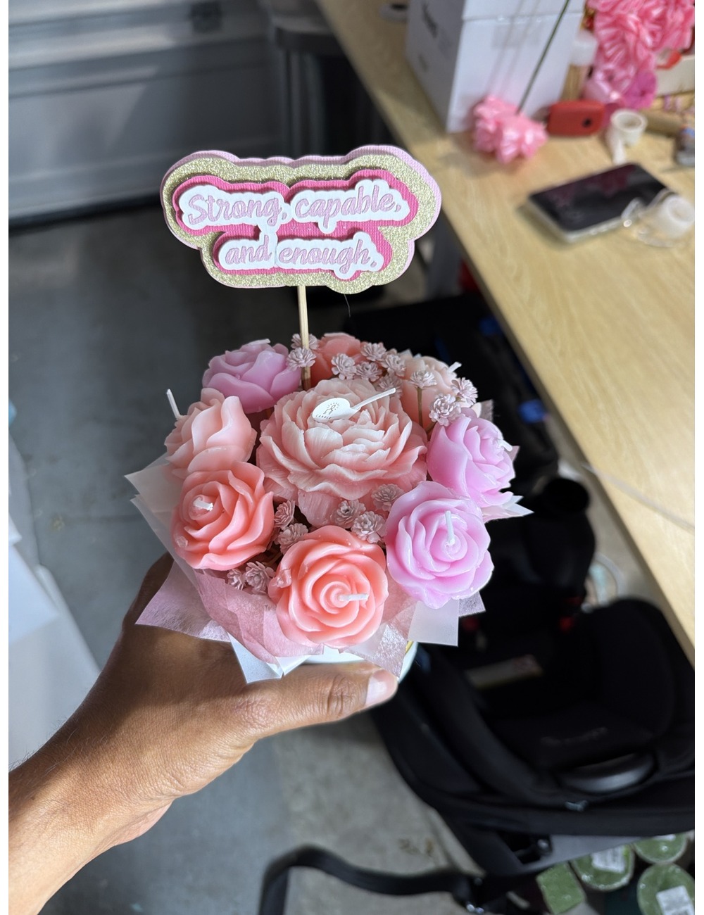 Arreglo floral rosa y blanco