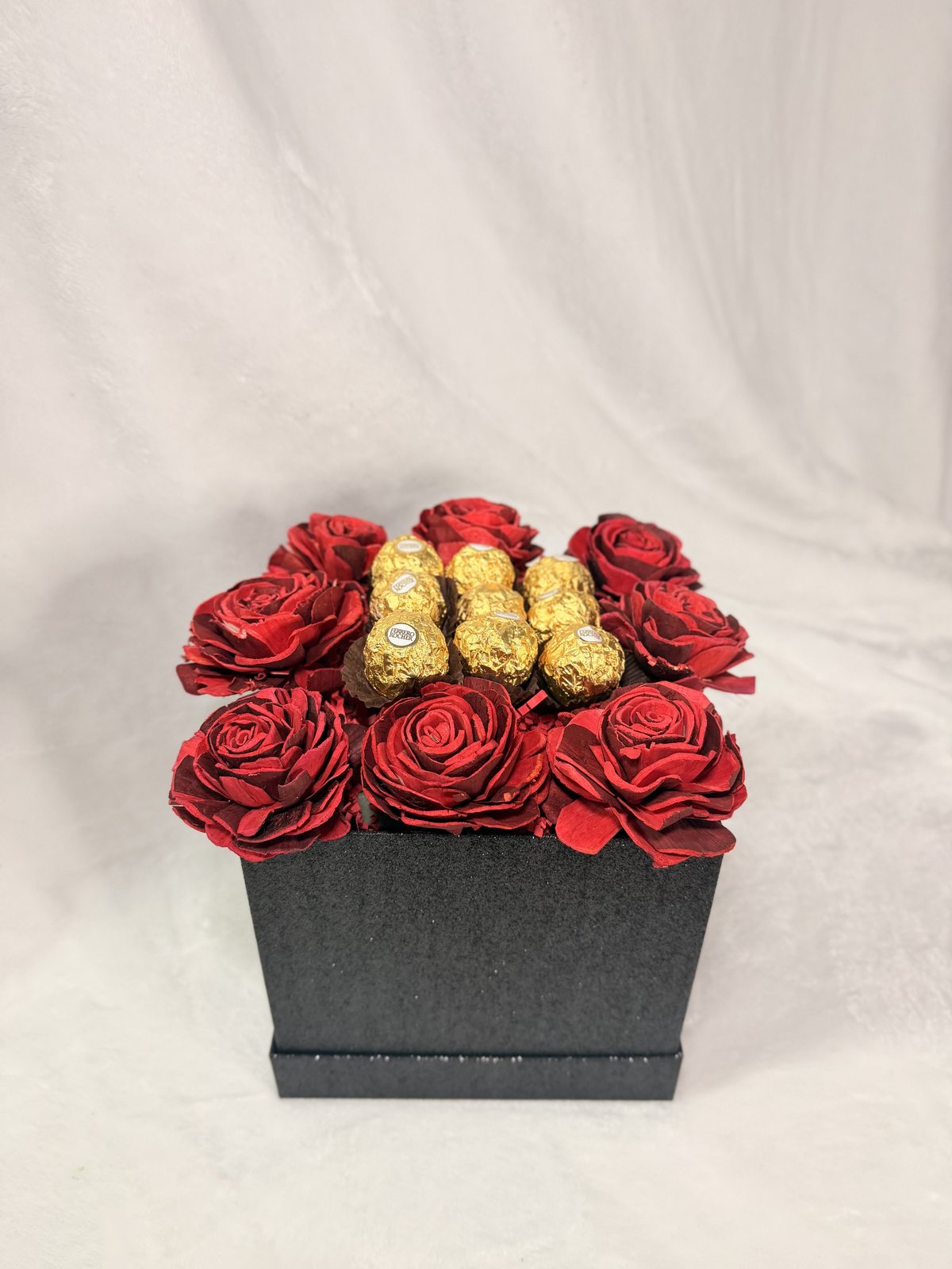Caja cuadrada de rosas y chocolates