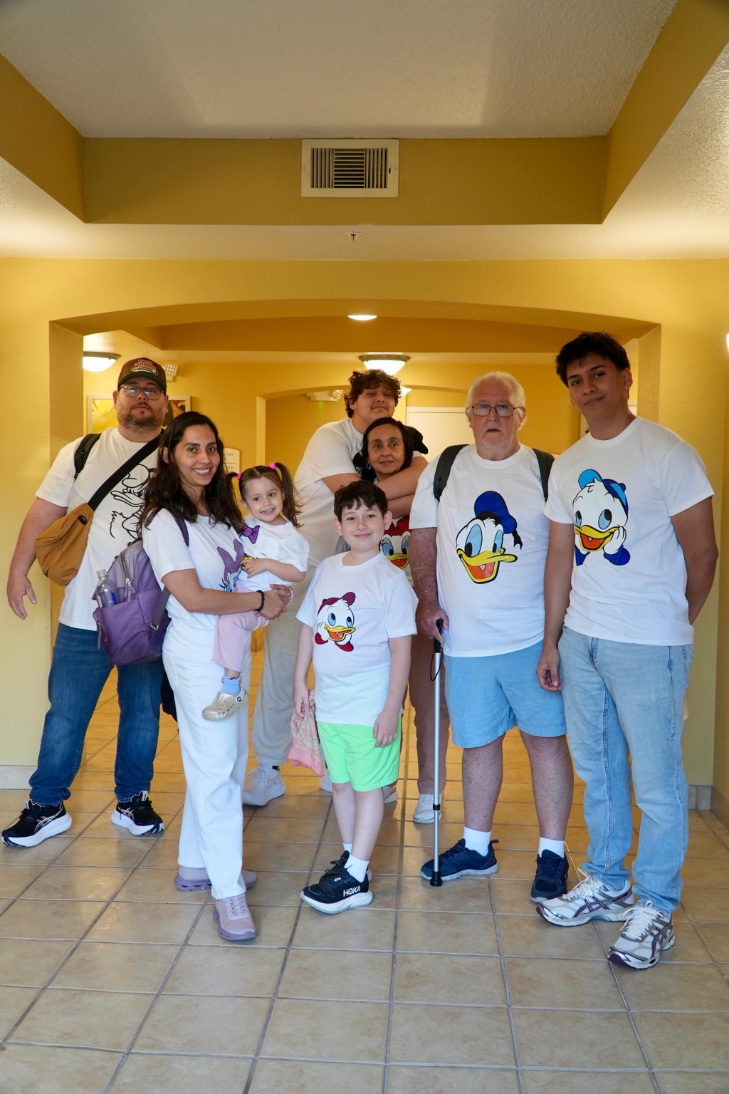 Familia usando camisetas personalizadas por POP
