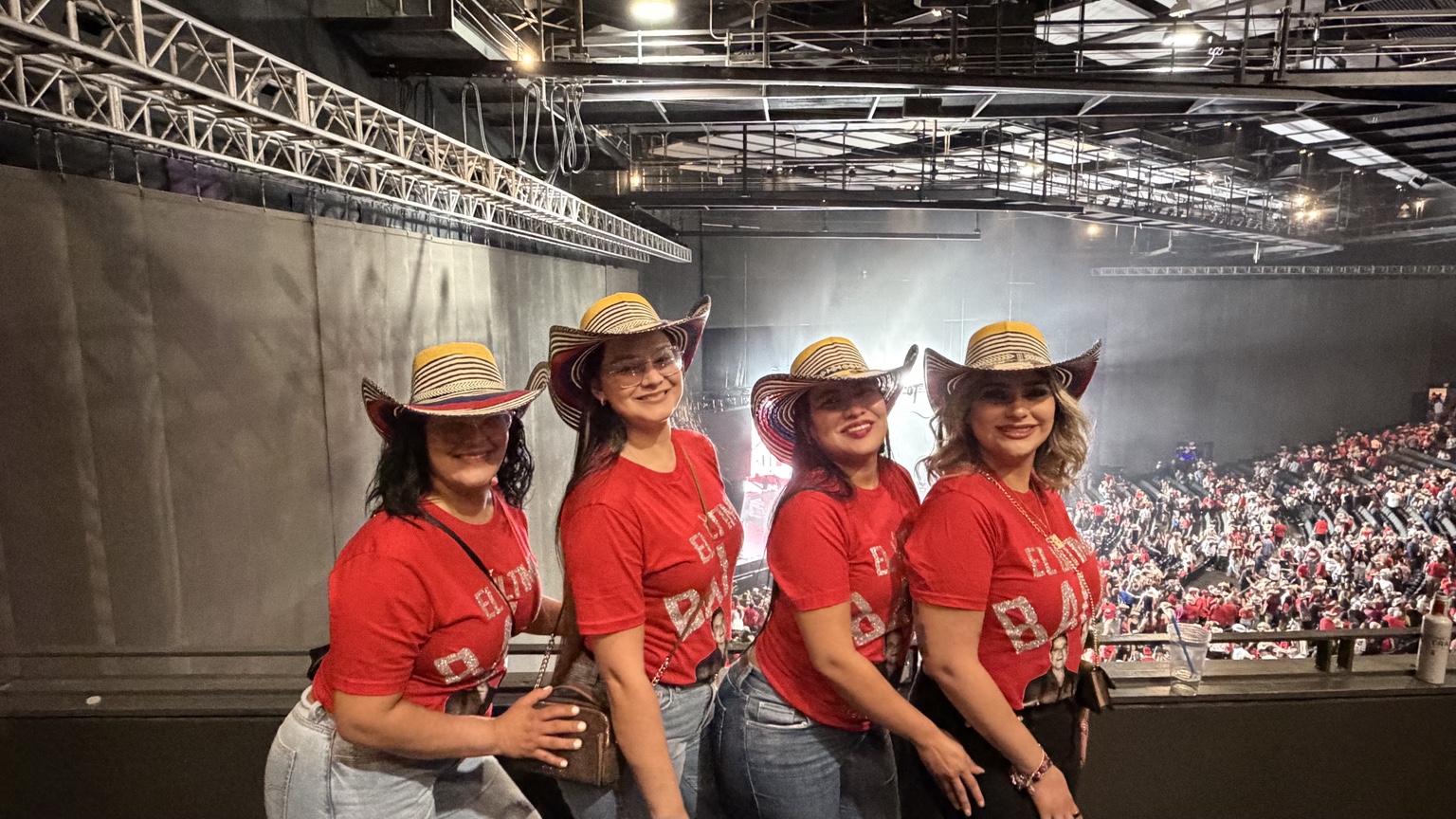 Grupo usando camisetas personalizadas por POP