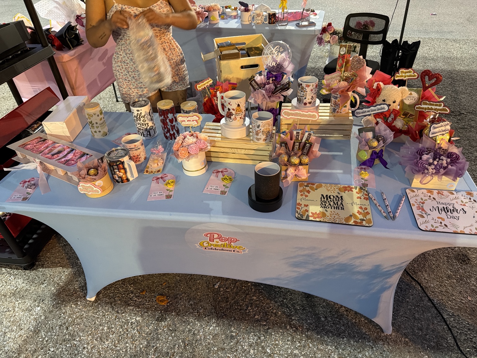 Mesa completa de POP con productos personalizados en evento